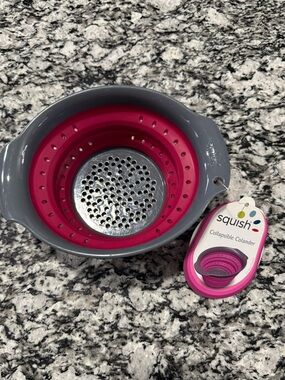 NEW Squish brand 3-cup collapsible colander - color Berry